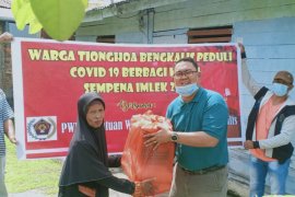 Warga Tionghoa tetesakan air mata saat terima bantuan sembako