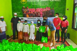 PWI Sidoarjo santuni puluhan anak yatim piatu