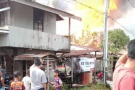 Personel Koramil Pemangkat ikut berjibaku padamkan kebakaran