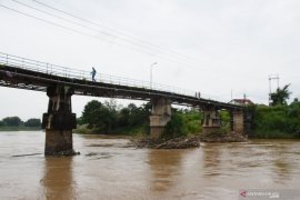 Jembatan Ditutup karena Ambles