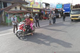 Puluhan wartawan online di Pasaman Barat bagikan ribuan masker dimomen HPN