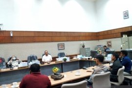 Mengadu ke DPRD Riau, Masyarakat keluhkan jalan provinsi di Kampar Kiri rusak berat