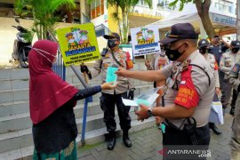 Polsek Johar Baru bagikan 1.000 masker di tiga pasar