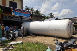 Truk elpiji tanpa muatan terguling di Aceh Utara