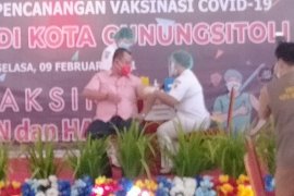Wakil Wali Kota awali vaksinasi COVID-19  di Gunungsitoli