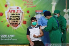 Bupati Klungkung disuntik vaksin COVID-19 dosis kedua