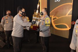 Kapolda Jatim beri 109 penghargaan kepada polres dan anggota terbaik