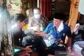 Wakil Ketua DPRD Barsel bantu biaya persalinan warga kurang mampu
