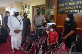 Ketua PKK Gianyar bantu kursi roda bagi disabilitas