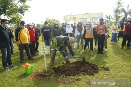 Hari terakhir masa tugas Sahbirin-Rudy Resnawan ditandai dengan menanam ulin