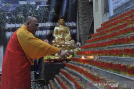 Penyalaan lilin pelita di Vihara Dharmakirti Palembang Page 4 Small