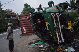 Evakuasi truk kontainer terguling