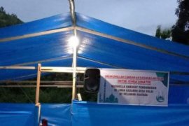 Relawan bencana membangun masjid darurat di tenda pengungsian