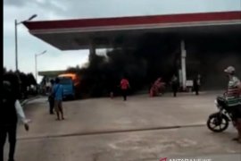 Seorang anak tewas terpanggang saat minibus yang ditumpanginya terbakar di SPBU