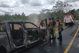 Mobil KPH diduga  dibakar di lokasi penebangan ilegal