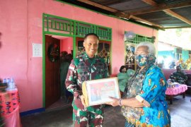 Pangdam XVII/Cenderawasih beri bantuan sembako  warga di Pulau Yapen