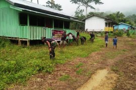 Satgas Yonif 312/KH bersihkan Posyandu di perbatasan