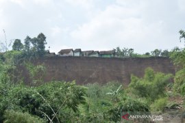 Gawat, puluhan rumah terancam longsor