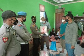 Polres Tapanuli Tengah bantu korban kebakaran yang terjadi di Mela