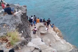 Basarnas Ambon cari nelayan terjatuh di laut Desa Latuhalat