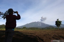 Aktivitas Erupsi Gunung Raung Menurun