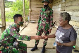 Satgas Yonif 312/KH anjangsana beri obat warga di perbatasan RU-PNG