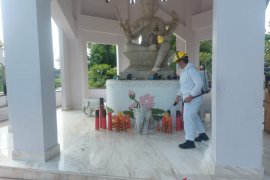 Brimob Polda Riau semprotkan disinfektan di Vihara Dhamma Metta Arama, Umat Budha bersyukur