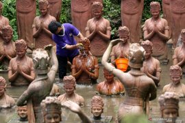 Bersihkan Patung Gandrung dari Abu Vulkanik