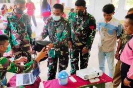 Satgas Yonif 312/KH beri bantuan proyektor LCD gereja di perbatasan RI-PNG