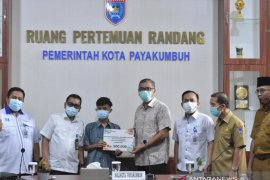 Bank Nagari serahkan dana CSR Rp100 juta untuk pendidikan ke Pemkot Payakumbuh