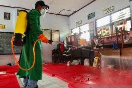 Petugas semprot disinfektan lokasi pengungsian longsor di Nganjuk