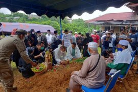 Bupati Paser Yusriansyah dikebumikan di pemakaman keluarga