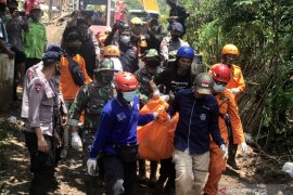 Petugas evakuasi tiga korban jiwa tanah longsor Nganjuk