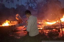 Arus pendek listrik, satu rumah di Meranti ludes terbakar