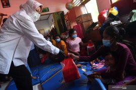 Mensos Kunjungi Pengungsi Longsor Nganjuk