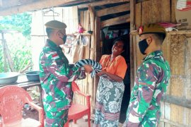 TNI bantu warga perbatasan di Timor Tengah Utara