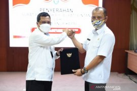 Plh Gubernur Kepri serahkan surat penunjukan Plh Bupati