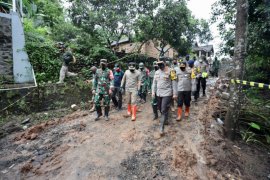 Kapolda dan Pangdam tinjau lokasi longsor di Nganjuk