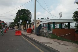 Pintu gerbang jembatan Gentala Arasy tanpa PKL