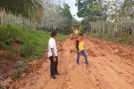 Dinas PUPR perbaiki kerusakan jalan di Plakat Tinggi  Musi Banyuasin