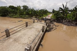 Deras arus Kali Lamong putuskan jembatan Sinorboyo Gresik
