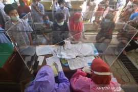 Ratusan Siswa SMPN 10 Padang Dites COVID-19