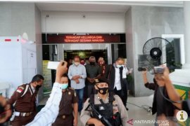 Dua eks pejabat Pemprov Kepri dituntut belasan tahun penjara