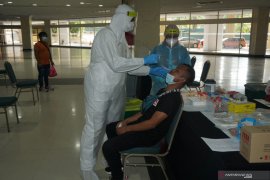 Pulang ke Medan, puluhan PMI di Malaysia tes usap PCR