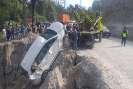 Mobil polisi masuk jurang di lintas Parapat