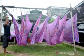 Produksi kain jumputan khas Palembang