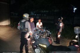 PRC bubarkan warga nongkrong sambil minum miras