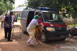 Salut! Dua Bhabinkamtibmas di TTU bantu ibu melahirkan di atas mobil dinas