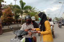 Mahasiswa Unisi bagi-bagi masker kepada pengguna jalan