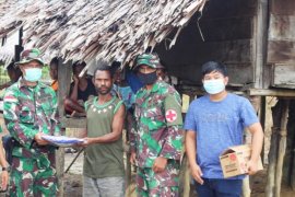 Satgas Yonif 312/KH bagikan kelambu ke warga di perbatasan RI-PNG